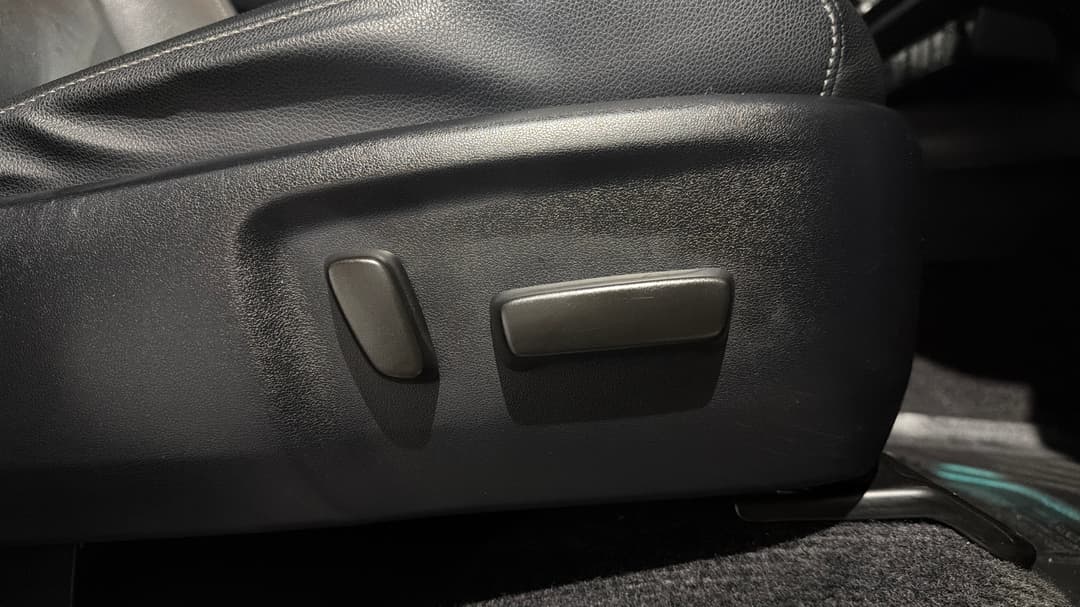 2021 Toyota Hilux Sr5 (4x4), Automatic, 80867 km, Drivers Side Adjustment Panel