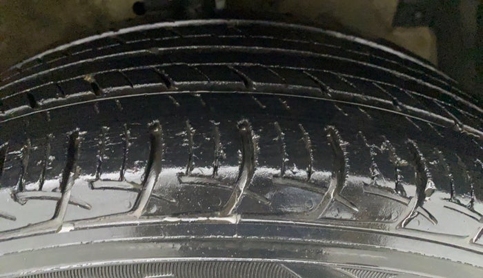 2014 Maruti Swift Dzire ZXI, Petrol, Manual, 65,693 km, Right Front Tyre Tread
