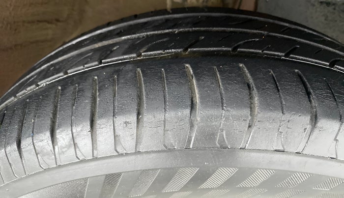2016 Mahindra Kuv100 K6 6 STR, Petrol, Manual, 54,287 km, Right Front Tyre Tread