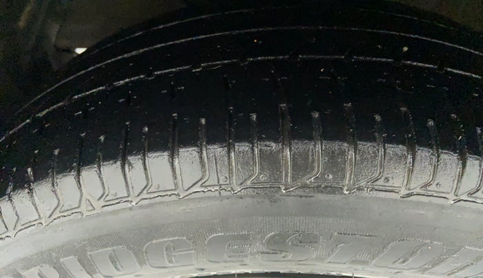 2017 Maruti Dzire VDI AMT, Diesel, Automatic, 35,217 km, Left Front Tyre Tread