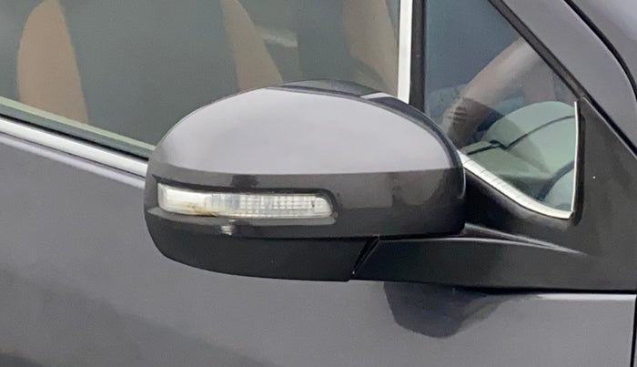 2017 Maruti Ertiga ZDI + SHVS, Diesel, Manual, 1,22,292 km, Right rear-view mirror - Indicator light has minor damage