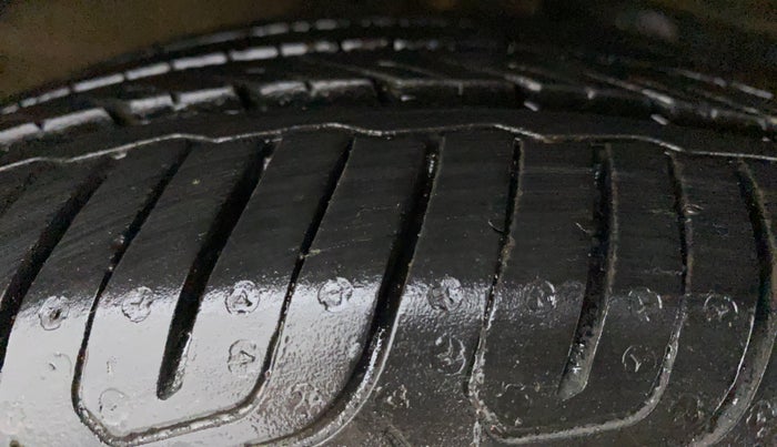 2016 Maruti Ciaz ZXI+ AT, Petrol, Automatic, 1,03,298 km, Right Front Tyre Tread