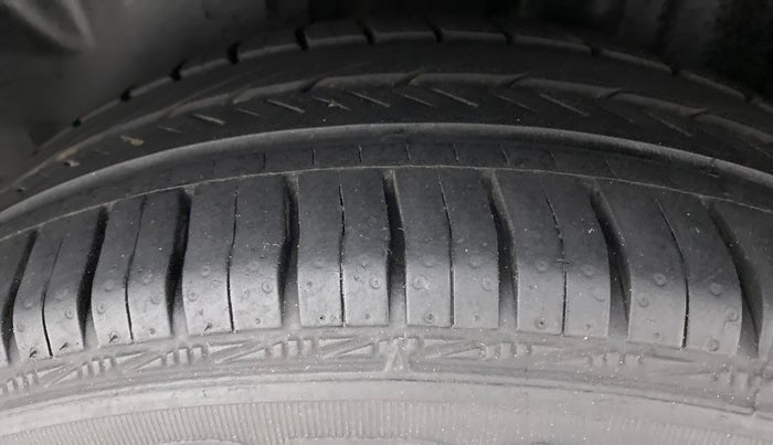 2017 Volkswagen Vento HIGHLINE PETROL, Petrol, Manual, 42,829 km, Left Rear Tyre Tread