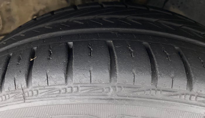 2017 Volkswagen Vento HIGHLINE PETROL, Petrol, Manual, 42,829 km, Right Front Tyre Tread