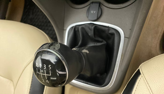2017 Volkswagen Vento HIGHLINE PETROL, Petrol, Manual, 42,829 km, Gear lever - Boot cover slightly torn