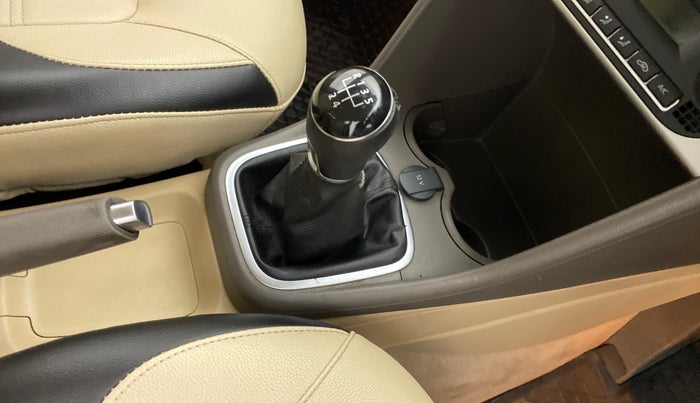2017 Volkswagen Vento HIGHLINE PETROL, Petrol, Manual, 42,829 km, Gear lever - Knob cover torn