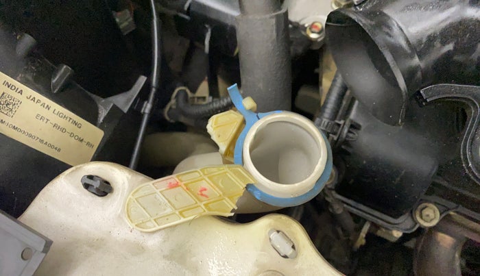 2016 Maruti Ertiga VXI CNG, CNG, Manual, 98,246 km, Front windshield - Wiper bottle cap missing