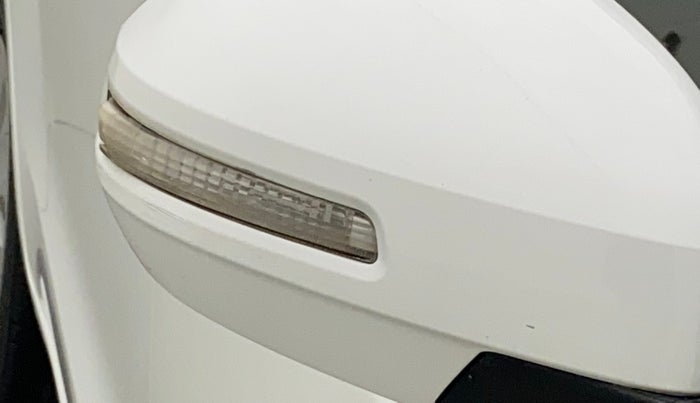 2016 Maruti Ertiga VXI CNG, CNG, Manual, 98,246 km, Right rear-view mirror - Indicator light has minor damage