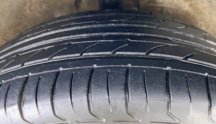 2015 Maruti Ritz ZXI, CNG, Manual, 65,693 km, Right Front Tyre Tread