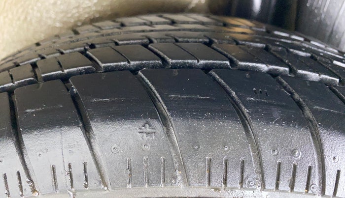 2015 Maruti Ritz ZXI, CNG, Manual, 65,693 km, Left Rear Tyre Tread