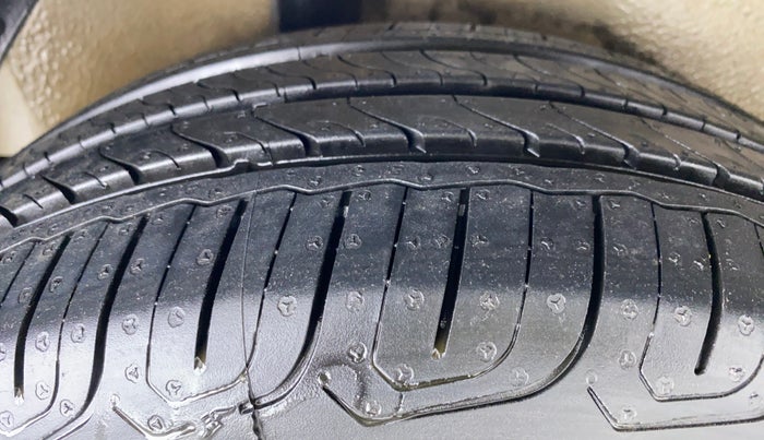 2015 Maruti Ritz ZXI, CNG, Manual, 65,693 km, Right Rear Tyre Tread