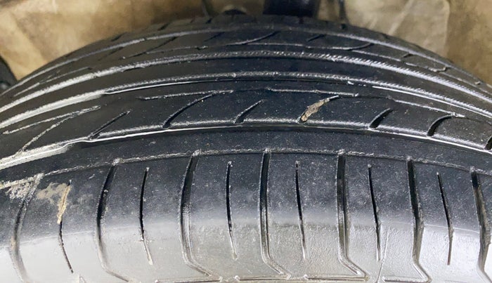 2015 Maruti Ritz ZXI, CNG, Manual, 65,693 km, Left Front Tyre Tread