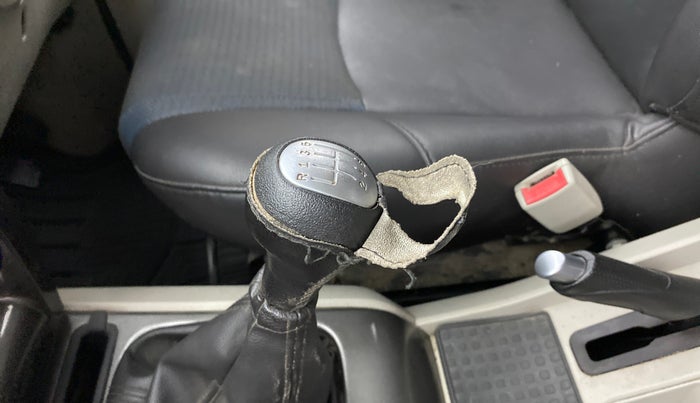 2019 Mahindra Scorpio S11, Diesel, Manual, 86,765 km, Gear lever - Knob cover torn