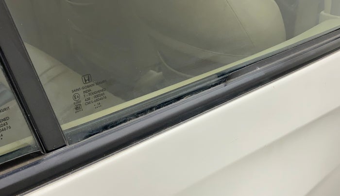 2014 Honda Amaze 1.2L I-VTEC EX, CNG, Manual, 97,342 km, Right rear door - Weather strip has minor damage