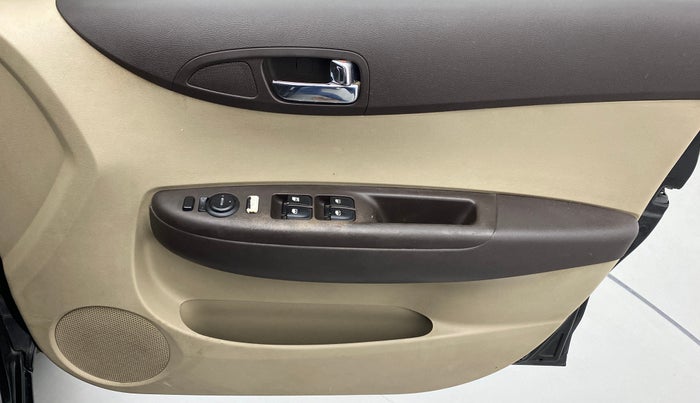 2011 Hyundai i20 SPORTZ 1.2 O, Petrol, Manual, 99,796 km, Driver Side Door Panels Control