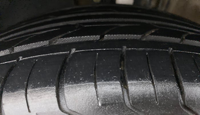 2016 Volkswagen Ameo HIGHLINE 1.2, Petrol, Manual, 69,025 km, Left Front Tyre Tread