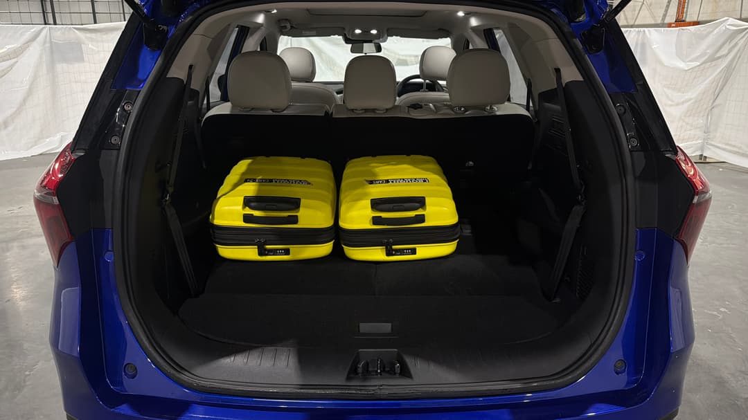 2023 Mahindra Xuv700 Ax7l, Automatic, 39053 km, Boot Inside View with Luggage