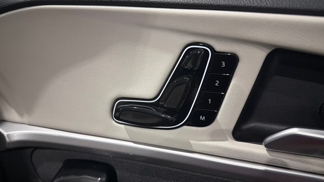 2023 Mahindra Xuv700 Ax7l, Automatic, 39053 km, Drivers Side Adjustment Panel
