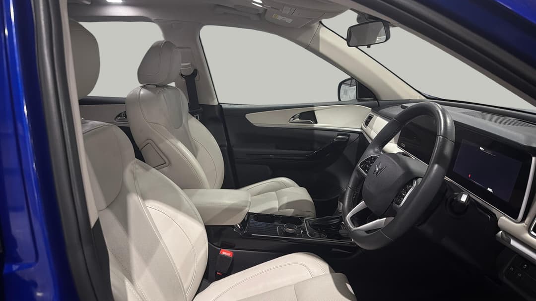 2023 Mahindra Xuv700 Ax7l, Automatic, 39053 km, Right Side Front Door Cabin View