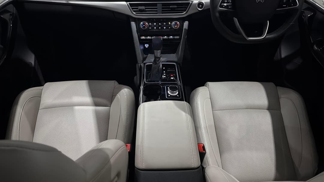 2023 Mahindra Xuv700 Ax7l, Automatic, 39053 km, Center Console