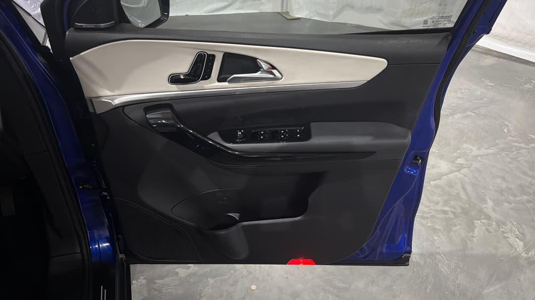 2023 Mahindra Xuv700 Ax7l, Automatic, 39053 km, Speaker View