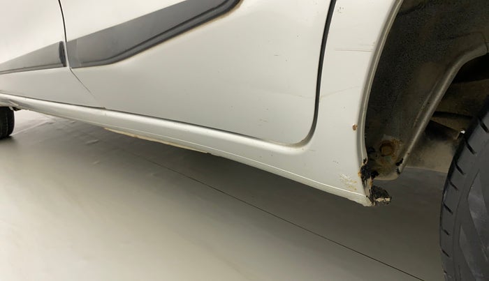 2014 Datsun Go T, Petrol, Manual, 77,035 km, Left running board - Slight discoloration