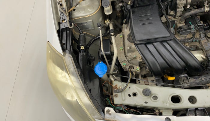 2014 Datsun Go T, Petrol, Manual, 77,035 km, Right headlight - Clamp has minor damage