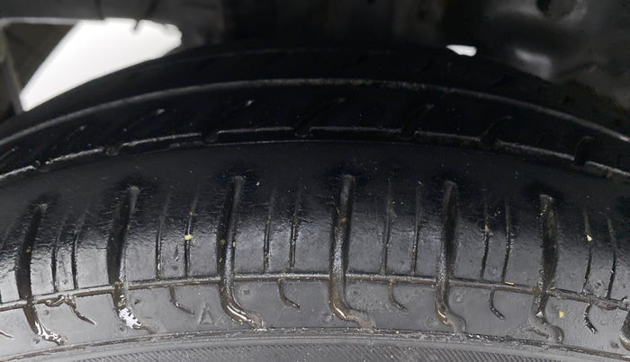 2015 Hyundai Eon ERA PLUS, Petrol, Manual, 26,020 km, Right Rear Tyre Tread