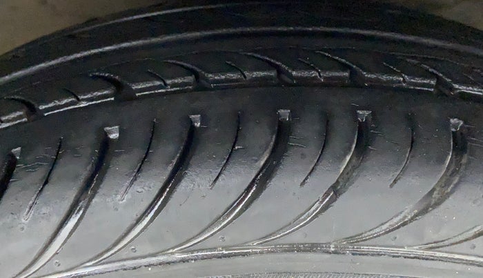 2010 Hyundai Santro Xing GL, Petrol, Manual, 13,198 km, Right Front Tyre Tread