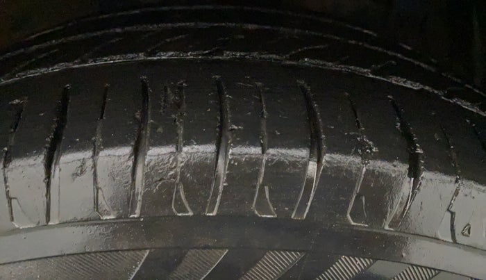 2012 Maruti Ertiga ZXI, CNG, Manual, 1,13,716 km, Right Front Tyre Tread