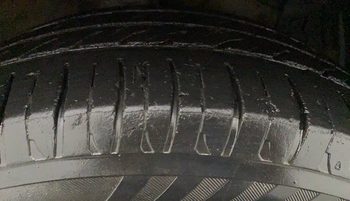 2012 Maruti Ertiga ZXI, CNG, Manual, 1,13,716 km, Left Rear Tyre Tread