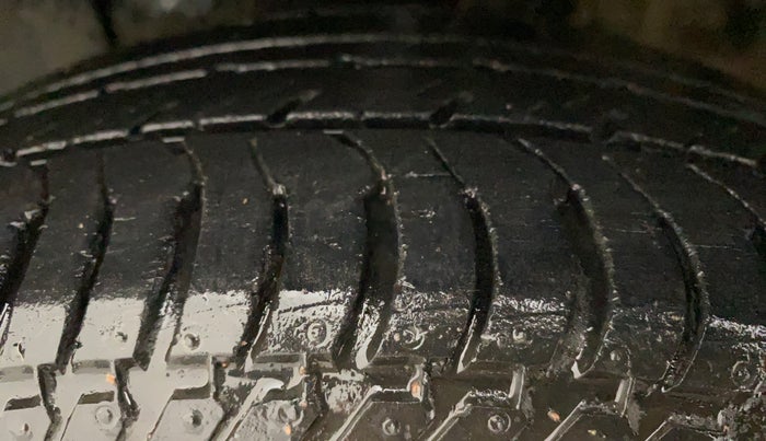 2014 Hyundai Elite i20 SPORTZ 1.2, CNG, Manual, 97,850 km, Left Front Tyre Tread