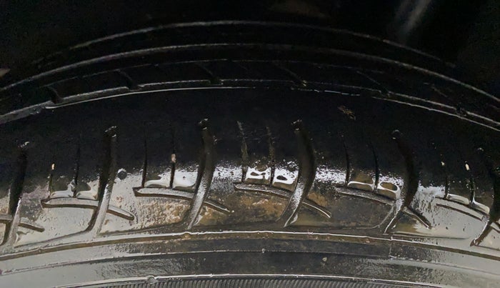 2016 Maruti Baleno DELTA PETROL 1.2, Petrol, Manual, 74,279 km, Left Front Tyre Tread