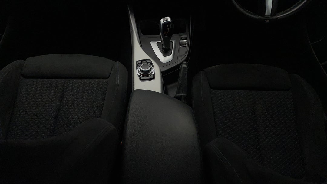 2016 BMW 1 18i M Sport, Automatic, 142815 km, Center Console