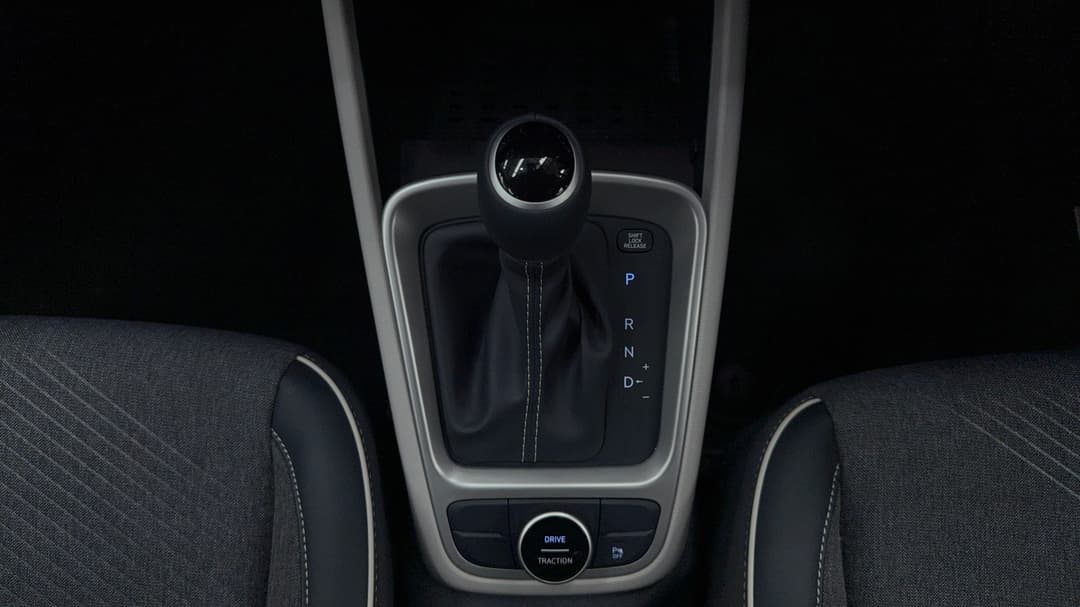 2023 Hyundai Venue Elite (denim) Two-tone Roof, Automatic, 13637 km, Gear Lever 