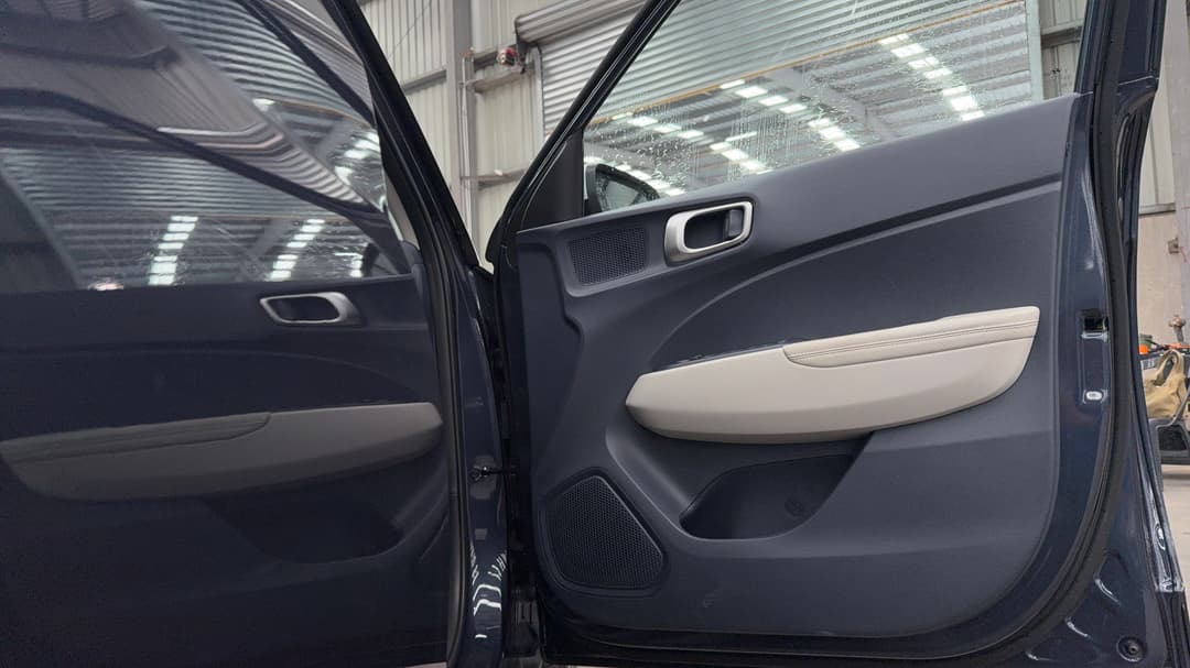2023 Hyundai Venue Elite (denim) Two-tone Roof, Automatic, 13637 km, Speaker View