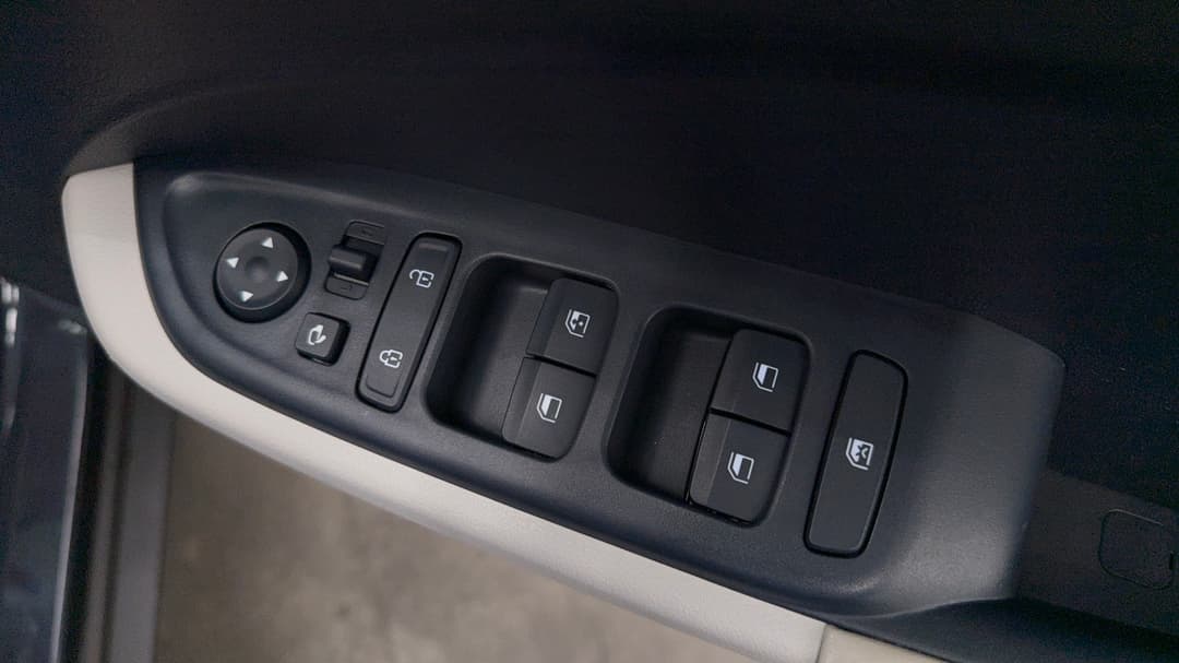 2023 Hyundai Venue Elite (denim) Two-tone Roof, Automatic, 13637 km, Drivers Side Door Panel Controls