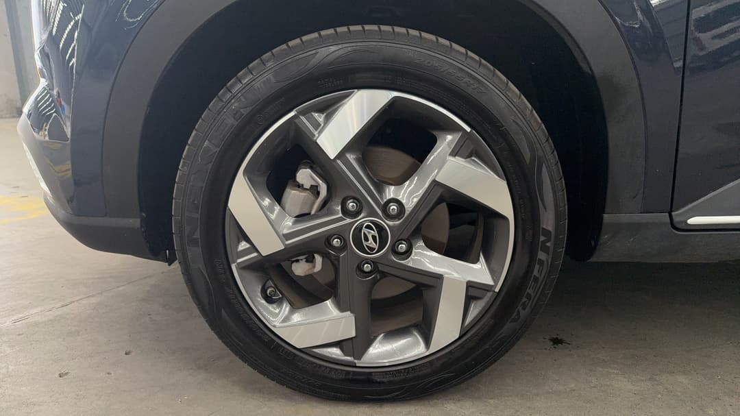 2023 Hyundai Venue Elite (denim) Two-tone Roof, Automatic, 13637 km, Left Front Wheel