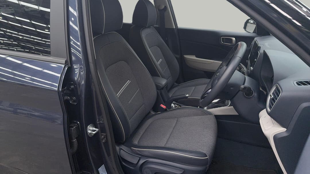2023 Hyundai Venue Elite (denim) Two-tone Roof, Automatic, 13637 km, Right Side Front Door Cabin View