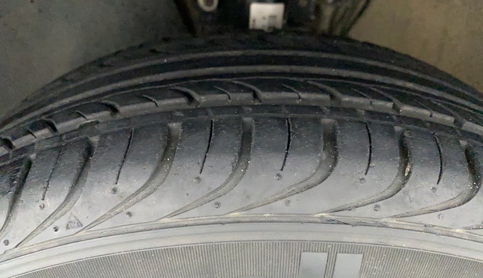 2017 Volkswagen Ameo TRENDLINE 1.2, Petrol, Manual, 13,454 km, Left Front Tyre Tread