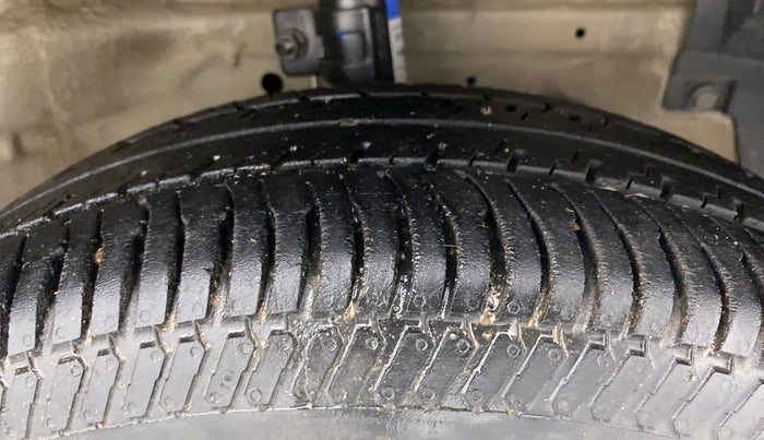 2017 Maruti Swift VXI, Petrol, Manual, 68,883 km, Right Front Tyre Tread