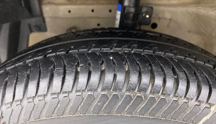2017 Maruti Swift VXI, Petrol, Manual, 68,883 km, Left Front Tyre Tread