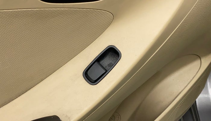 2014 Hyundai Eon ERA +, Petrol, Manual, 53,320 km, Left front window switch / handle - Minor damage