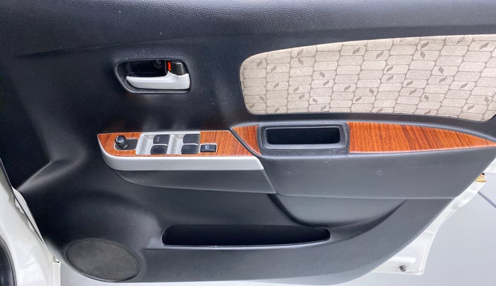 2015 Maruti Wagon R 1.0 VXI, Petrol, Manual, 33,916 km, Driver Side Door Panels Control