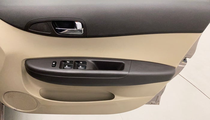 2013 Hyundai i20 MAGNA 1.2, Petrol, Manual, 61,058 km, Driver Side Door Panels Control