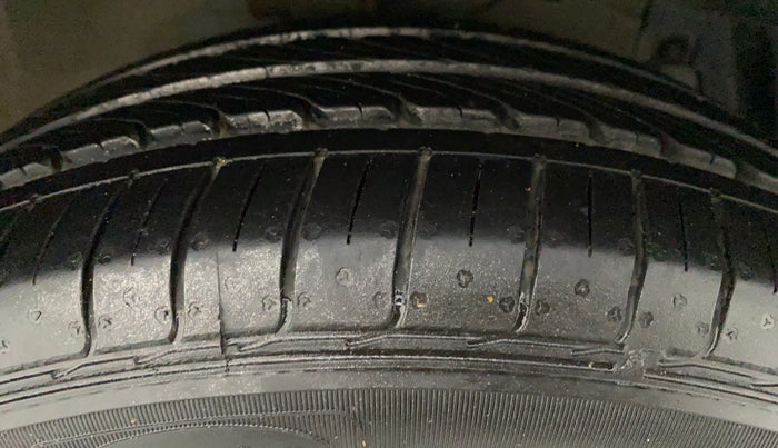 2015 Maruti Ciaz VXI PLUS, Petrol, Manual, 56,914 km, Right Front Tyre Tread