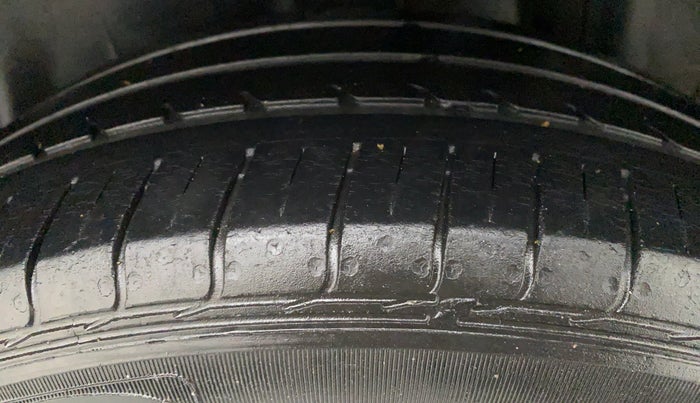 2015 Maruti Ciaz VXI PLUS, Petrol, Manual, 56,914 km, Left Rear Tyre Tread