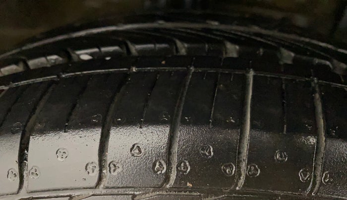 2018 Maruti Ciaz ZETA 1.4  AT PETROL, Petrol, Automatic, 85,512 km, Right Front Tyre Tread