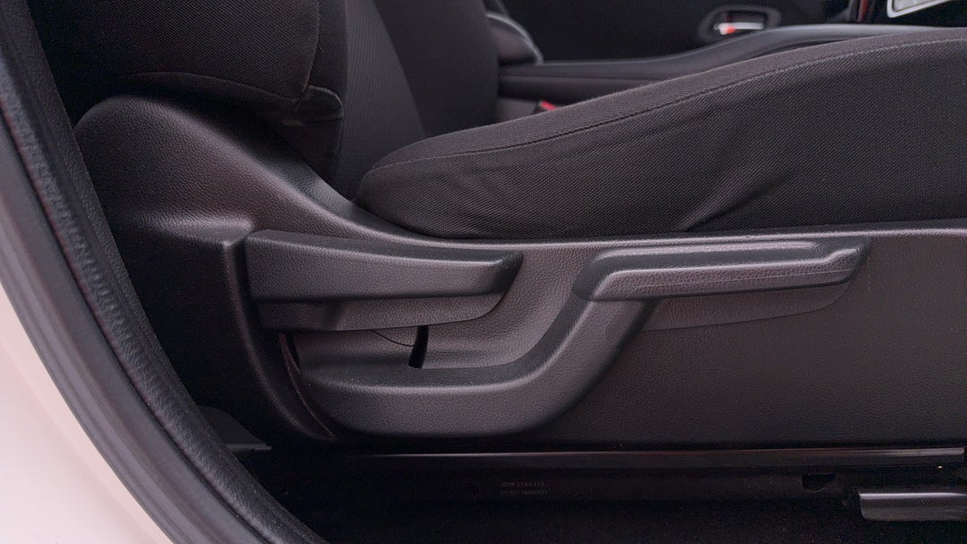 2016 Honda HR-V Vti, Automatic, 141718 km, Drivers Side Adjustment Panel