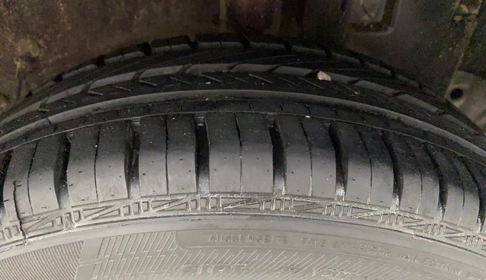 2011 Toyota Etios Liva V, Petrol, Manual, 27,013 km, Left Rear Tyre Tread